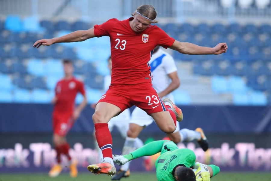 Haaland in azione con la maglia della Norvegia