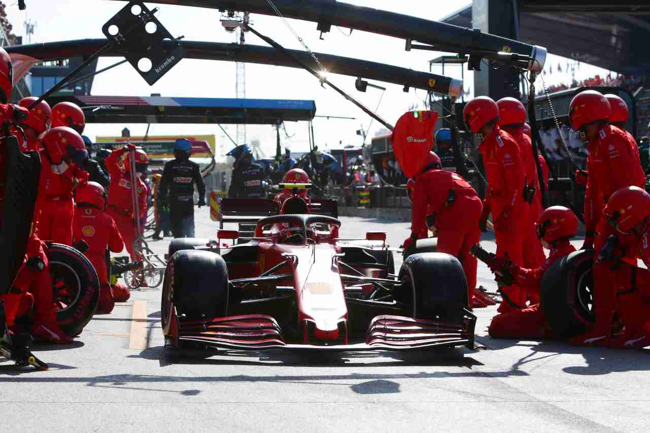 Sainz al box Ferrari 