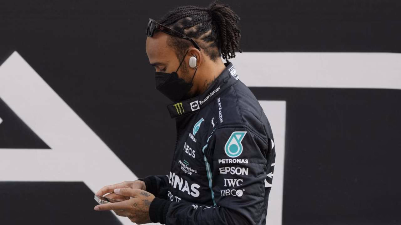 Hamilton col telefono