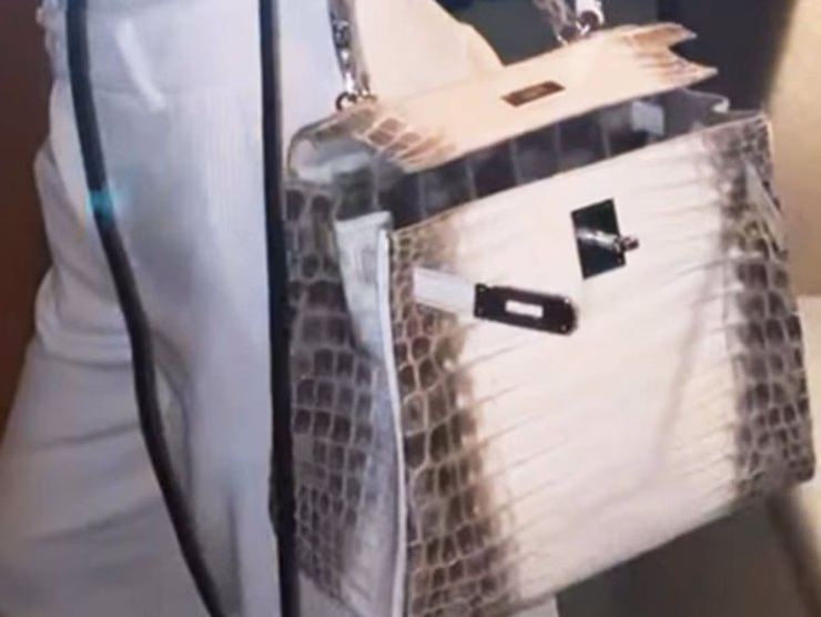 La criticatissima borsa di Ilary Blasi [Credit: web]