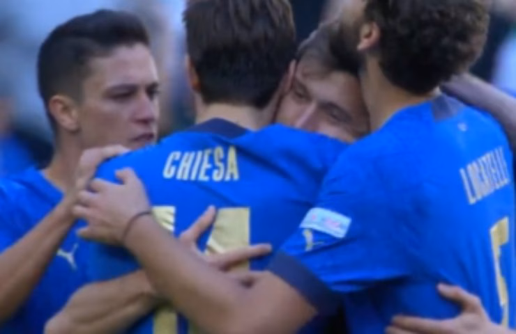 I giocatori italiani esultano dopo un gol