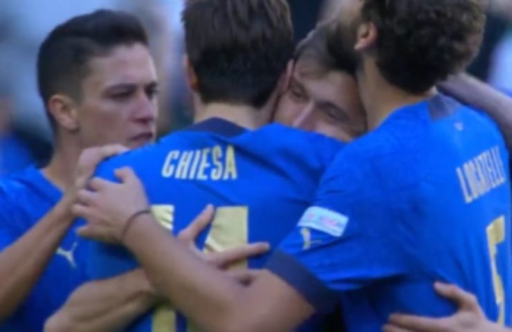 I giocatori italiani esultano dopo un gol