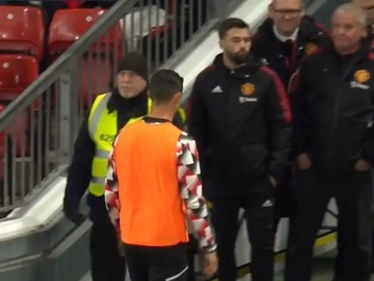 L'immagine dell'uscita di CR7 dal campo [Credit: web]