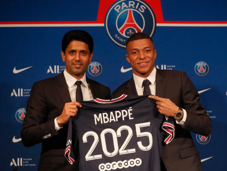 Al Khelaifi e Mbappè felici il giorno del rinnovo, ora le cose sembrano peggiorate [Credit: LaPresse] - Sportitalia.com