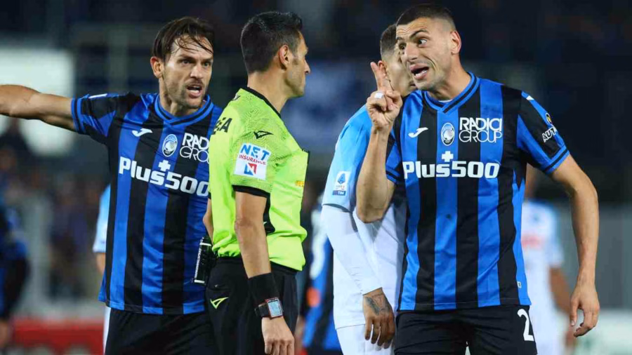 I giocatori dell'Atalanta protestano con l'arbitro Mariani [Credit: ANSA] - Sportitalia