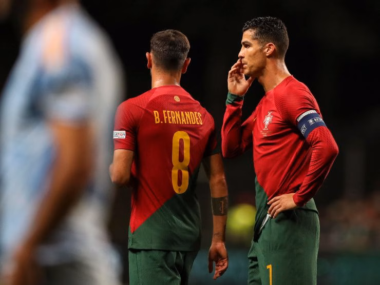 Bruno Fernandes e Cristiano Roanldo con la maglia della Nazionale [Credit: ANSA] - Sportitalia.com
