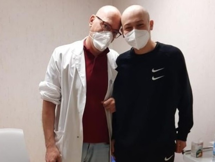 Giulio ed il dottore nel periodo dell'operazione [Credit_ Instagram] - Sportitalia.com