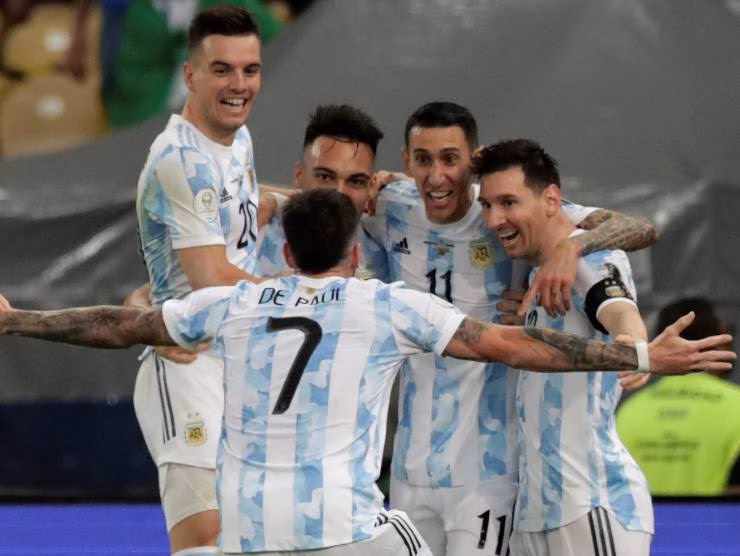 I giocatori argentini esultano dopo il gol, poi decisivo, in fanel di Copa America [Credit: ANSA] - Sportitalia.com
