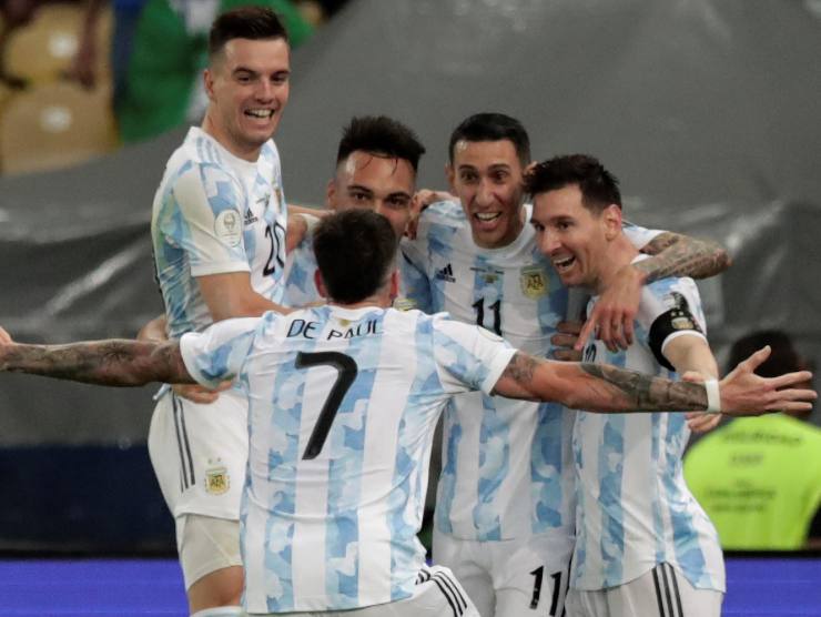 I giocatori argentini esultano dopo il gol, poi decisivo, in finale di Copa America [Credit: ANSA] - Sportitalia.com