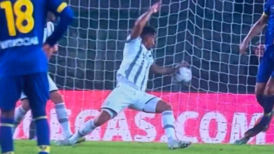 La contestata mano di Danilo [Credit_ account Twitter del Verona] - Sportitalia.com