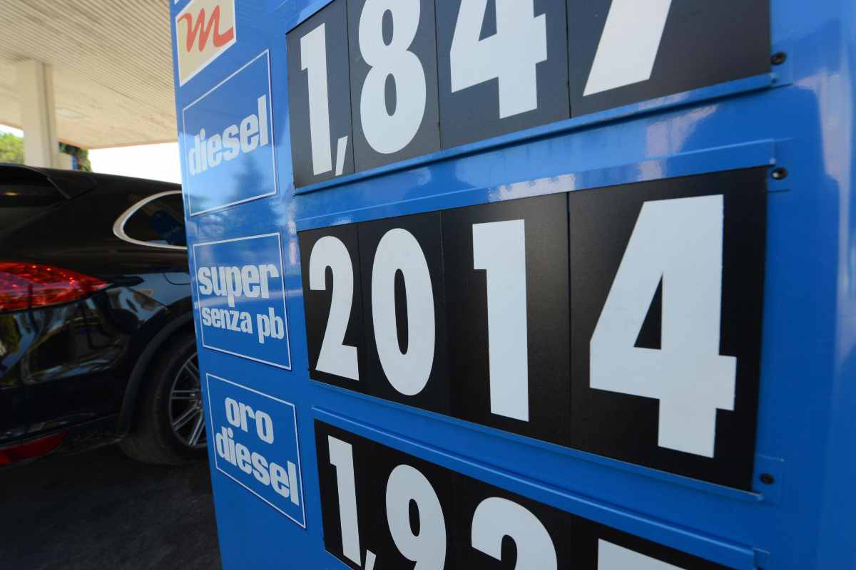 Benzina sempre più cara