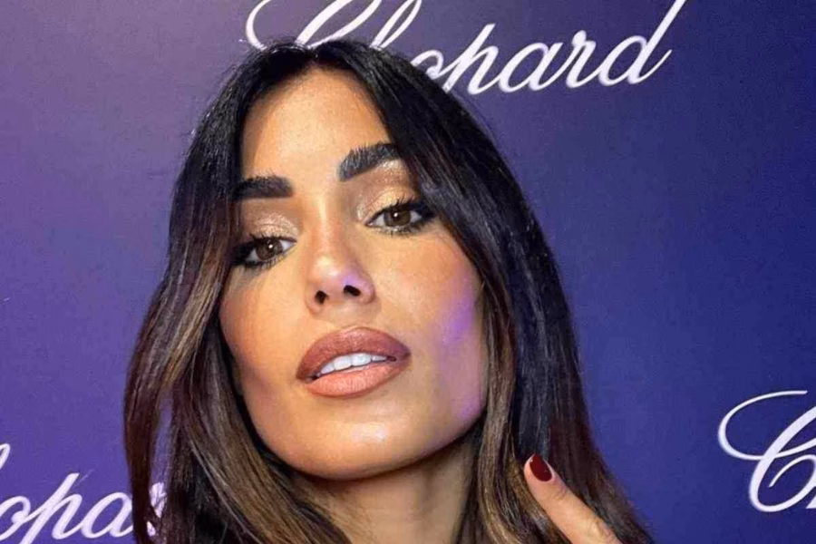 Federica Nargi sorride e ammalia con la tutina aderente i suoi followers.