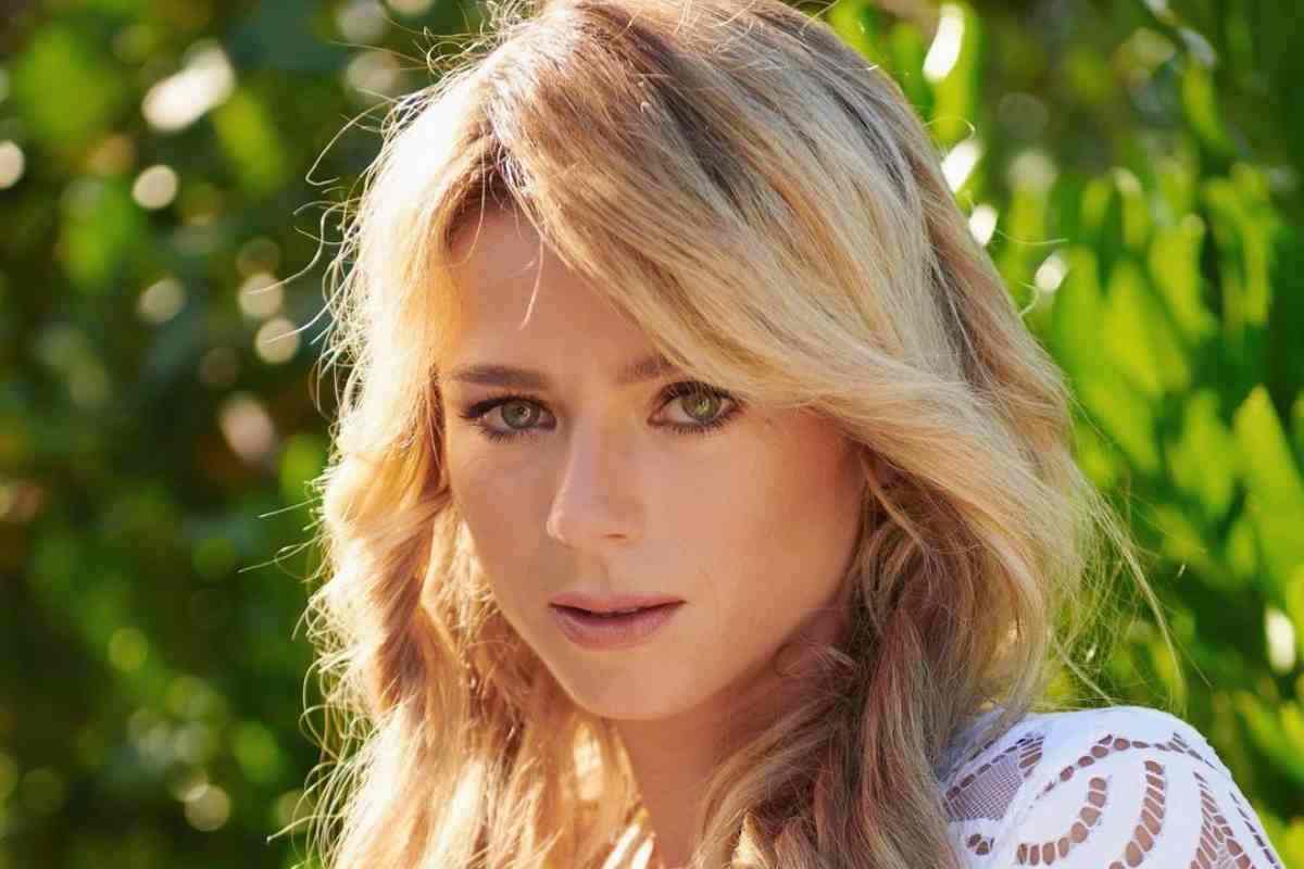 Camila Giorgi cena gala abito scollatura