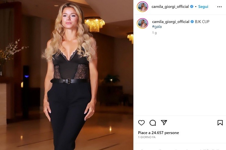 Camila Giorgi cena gala abito scollatura