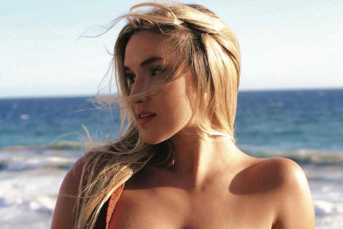 Kayla Simmons, il bikini è troppo piccolo: che curve