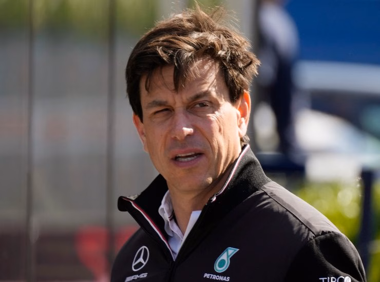 Leclerc parla con la Mercedes