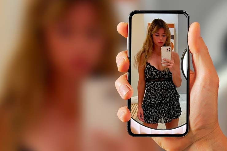 Camila Giorgi selfie vestitino scollatura minigonna