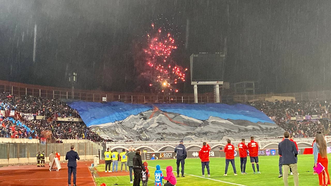 Catania, spettacolo al Massimino per la festa promozione