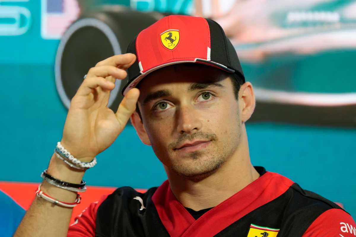 Hamilton a Maranello allontana uno tra Leclerc e Sainz: Elkann ha già deciso