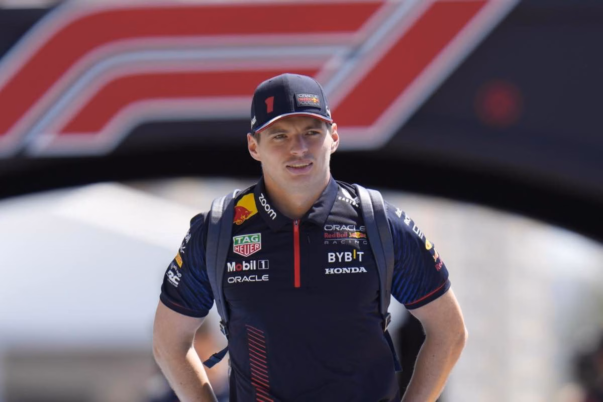 Verstappen alla guida della CR-V di Honda