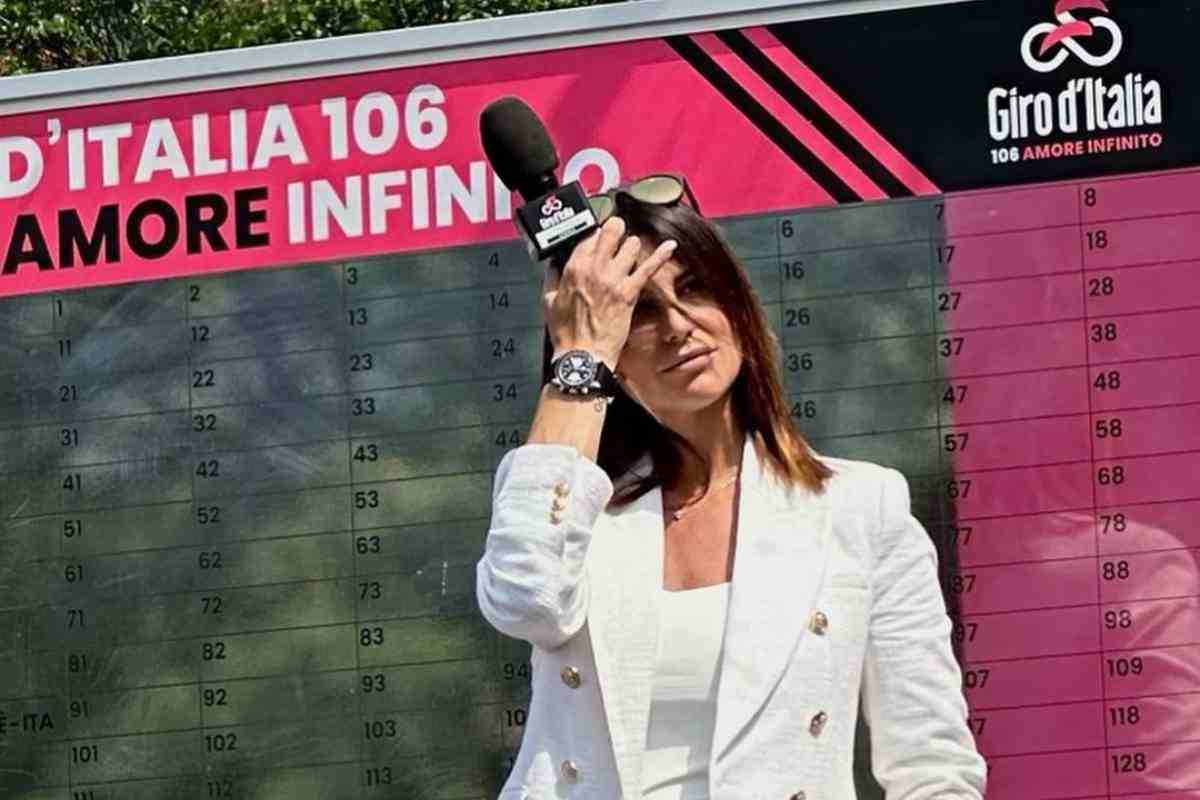 Giacca aperta e scollatura: Barbara Pedrotti accende il Giro