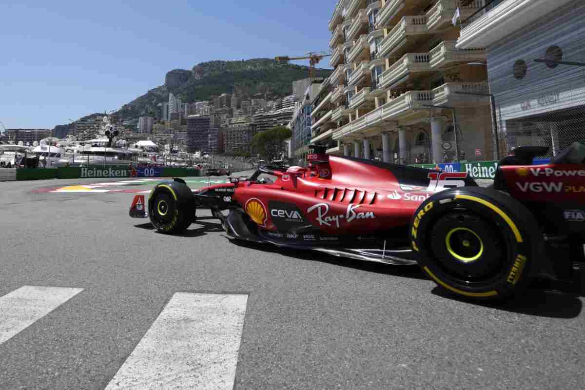 Leclerc, la tuta per il GP di Monaco