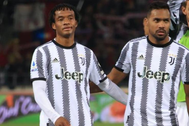 Alex Sandro valuta la rescissione