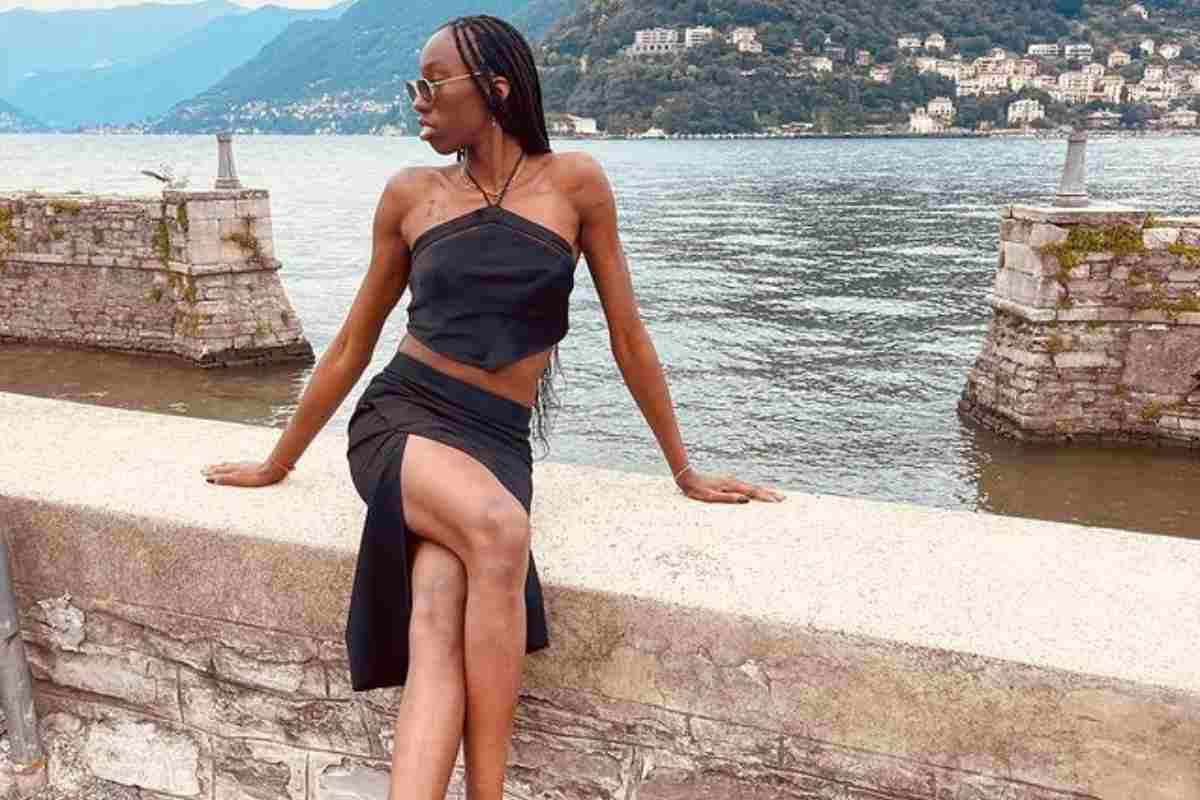 Paola Egonu, posa da diva e gambe in bella vista: Instagram ai suoi piedi