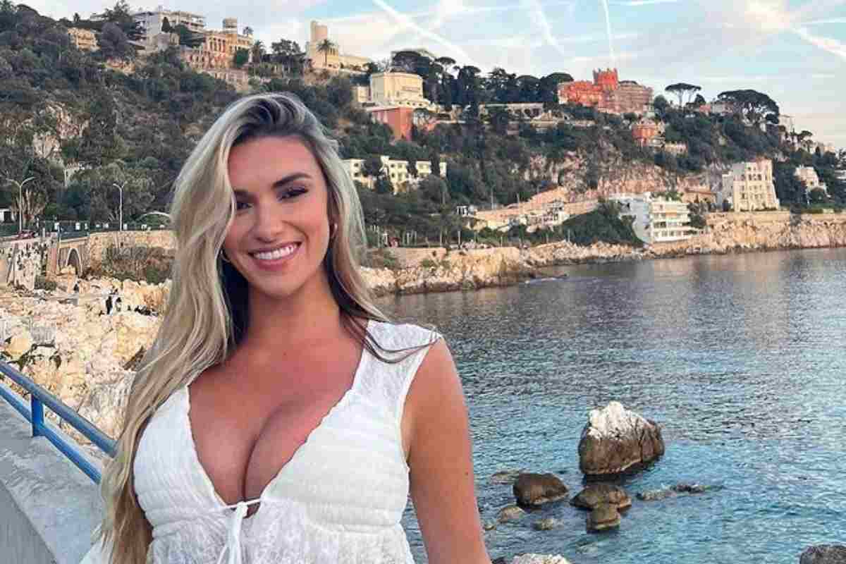 Kayla Simmons in bikini