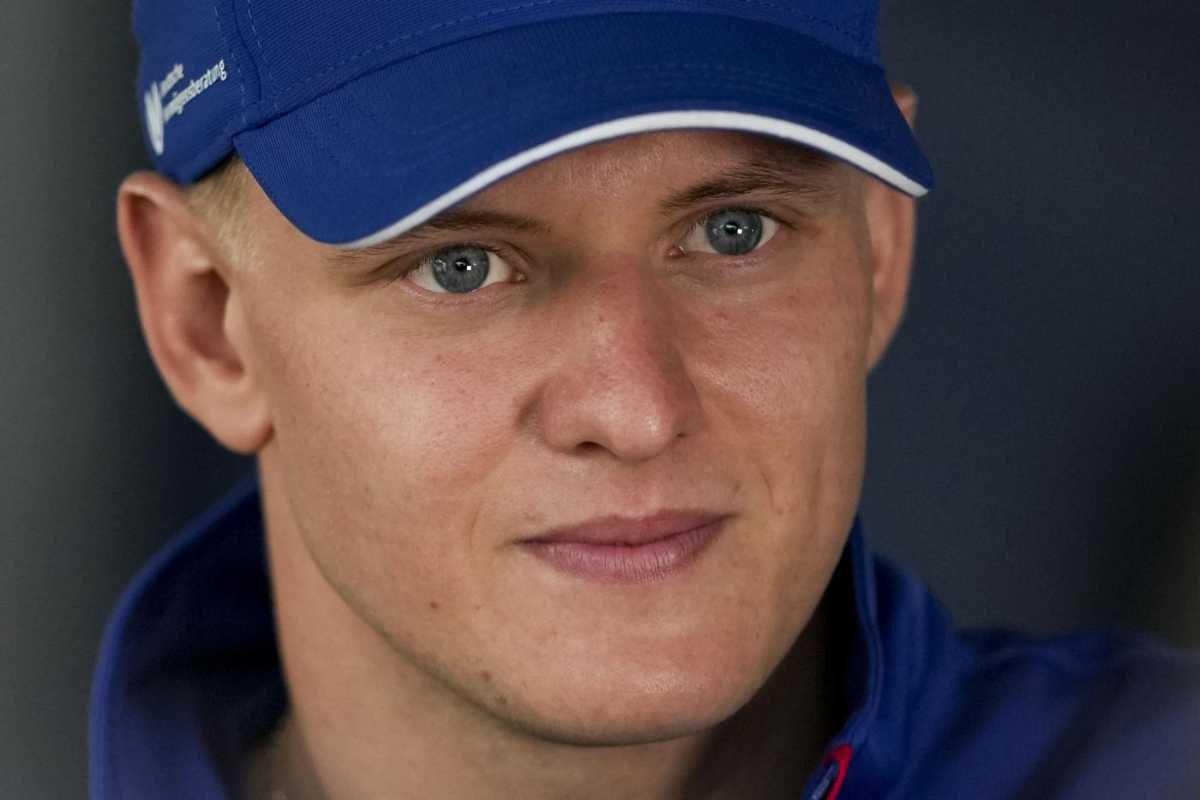 Mick Schumacher al volante della Mercedes del padre