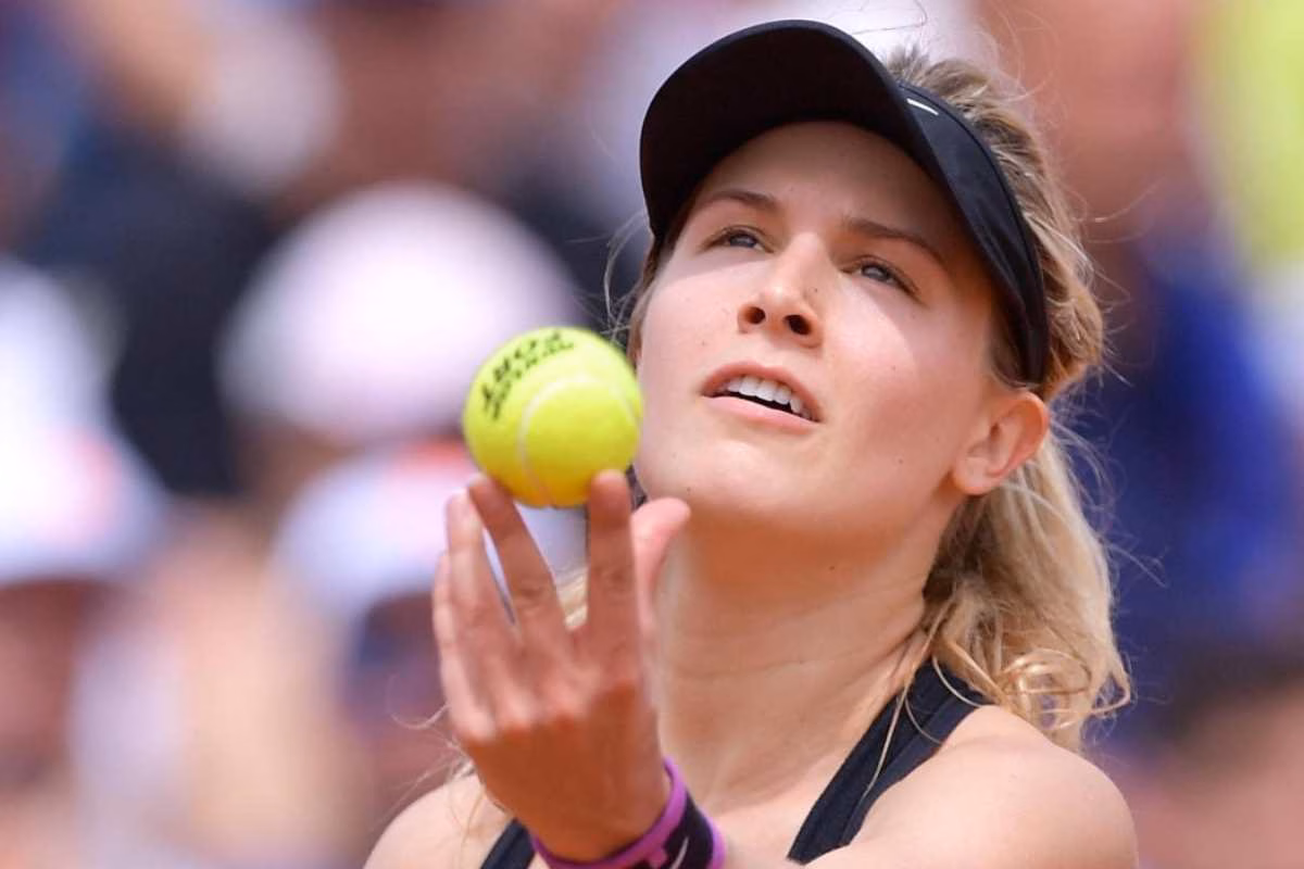  Tennis, in versione Barbie sul red carpet: il vestito è cortissimo