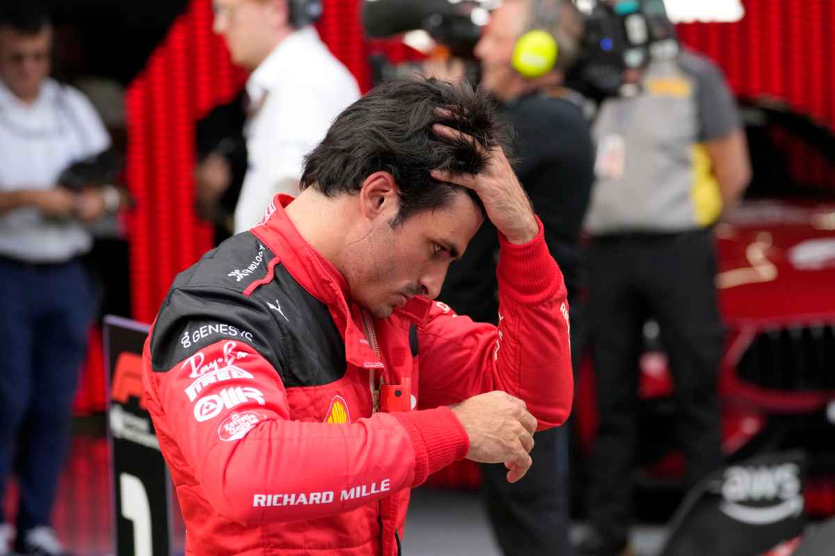 Ferrari, Sainz è una furia: che bordate social contro la FIA