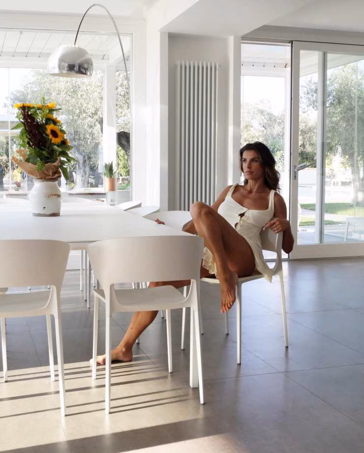 Vestitino scottante: la Canalis lascia a bocca aperta