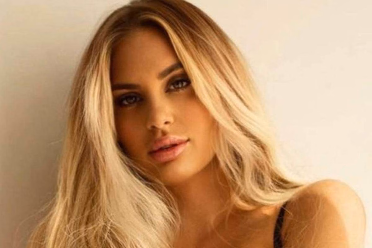 Francesca Brambilla camicetta aperta scollatura senza veli