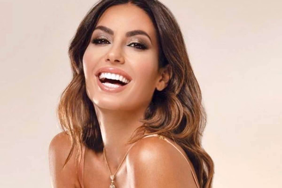 Elisabetta Gregoraci primo piano scollatura mozzafiato