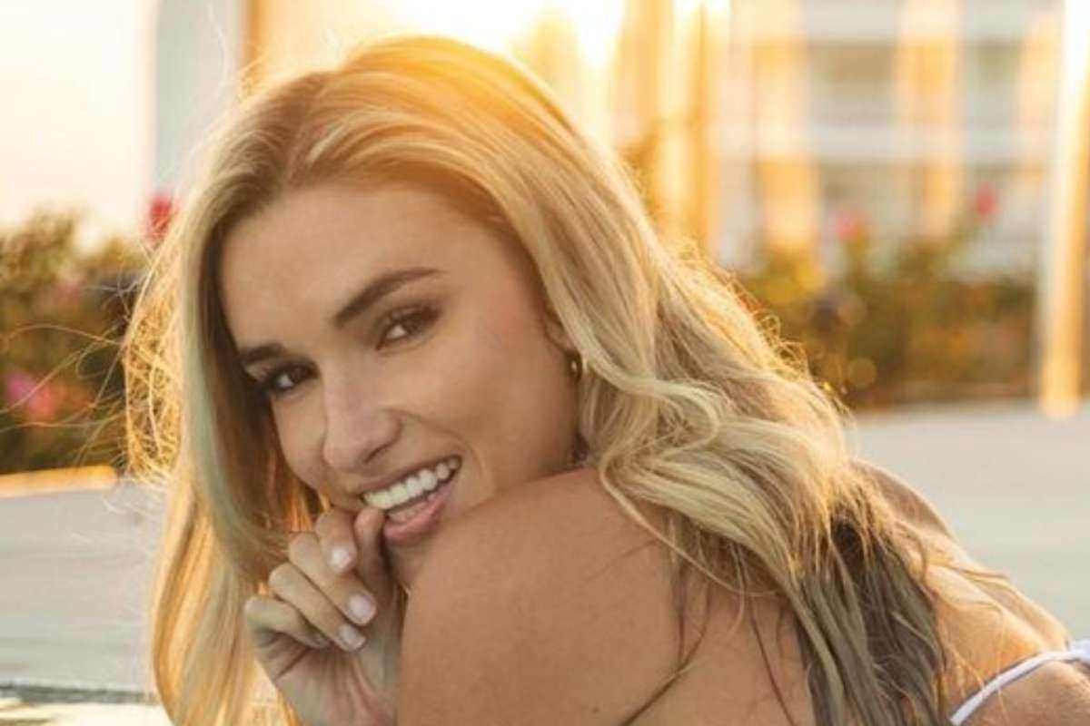 Kayla Simmons vacanze Santorini perizoma lato B