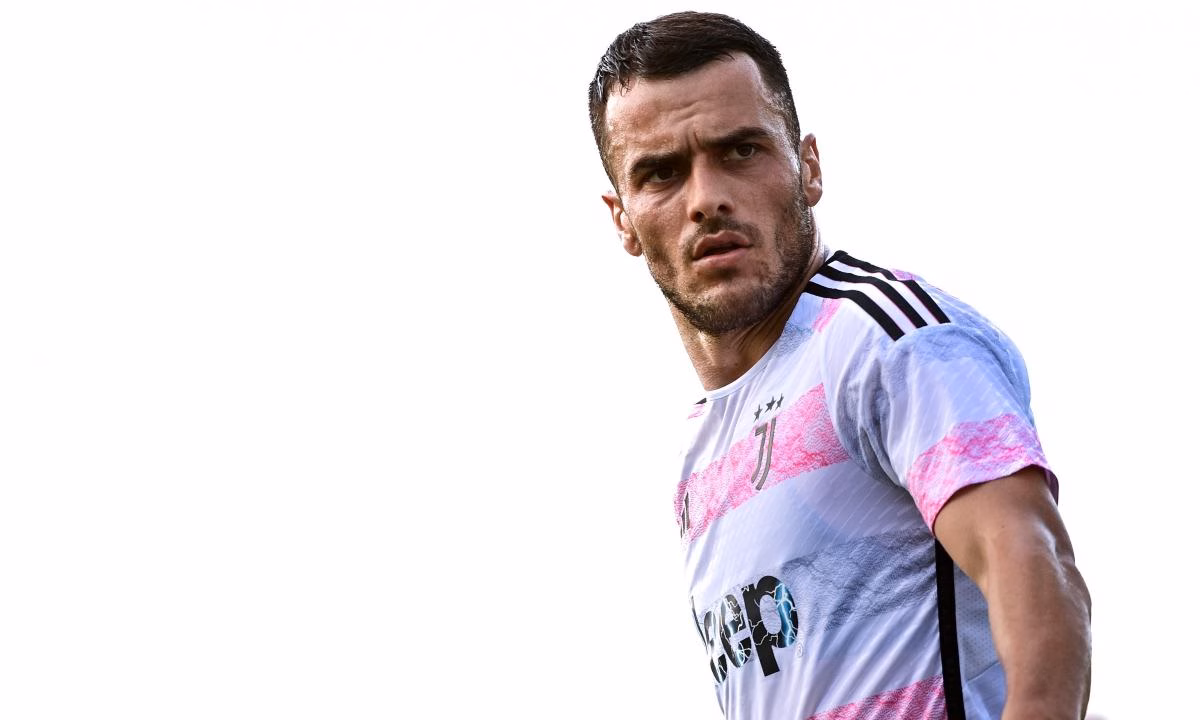 Simeone vuoe Kostic della Juve