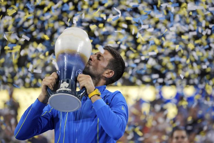 Novak Djokovic alza la coppa a Cincinnati