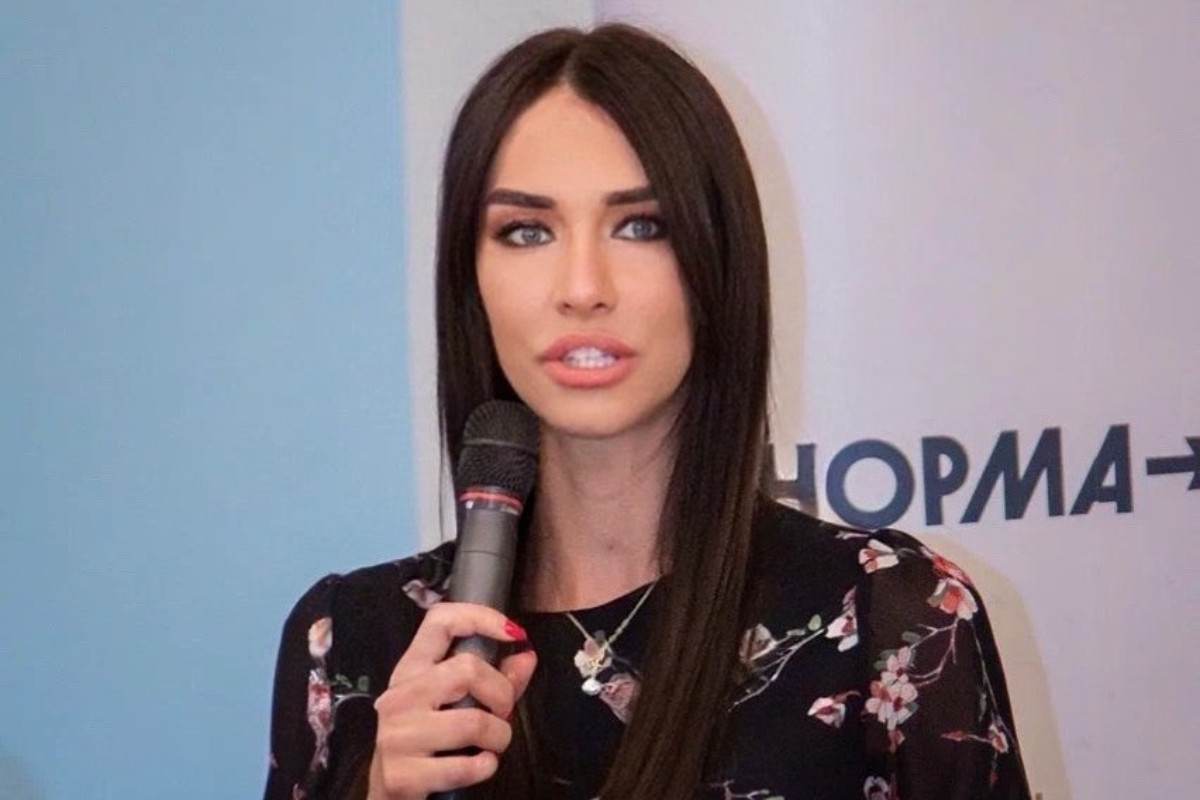 Anastasia Pivovarova parla al microfono