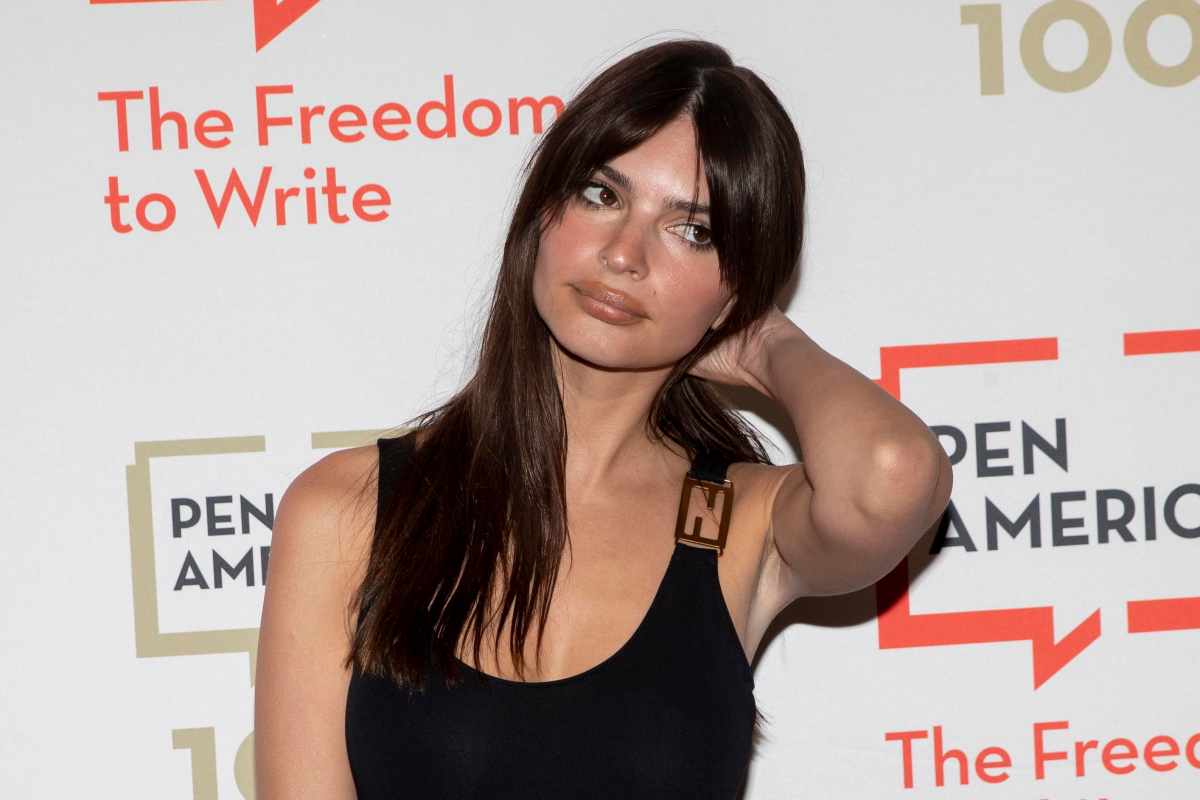 Emily Ratajkowski with a red label: you can see everything