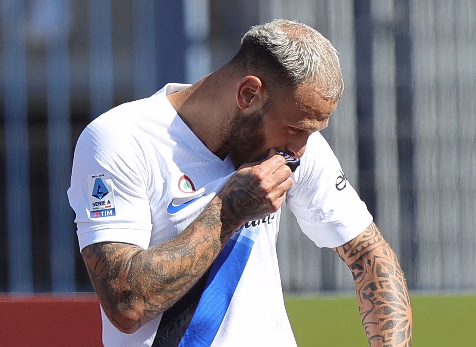 Dimarco bacia la maglia dell’Inter