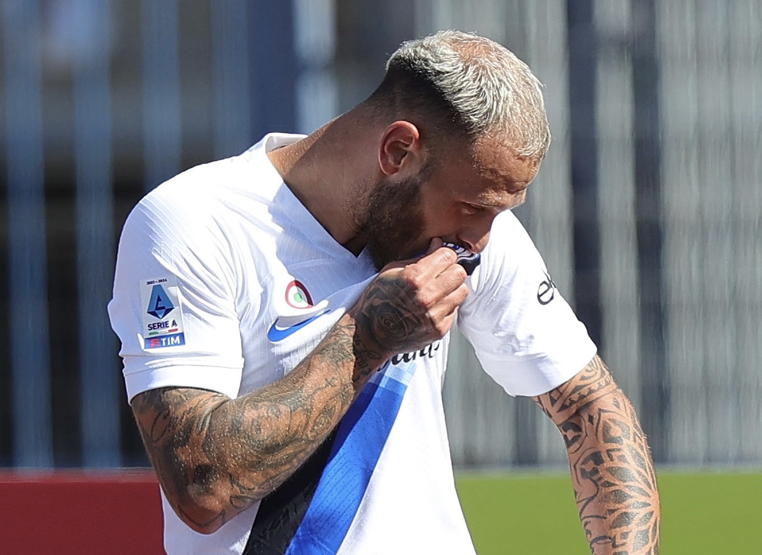 Dimarco bacia la maglia dell’Inter