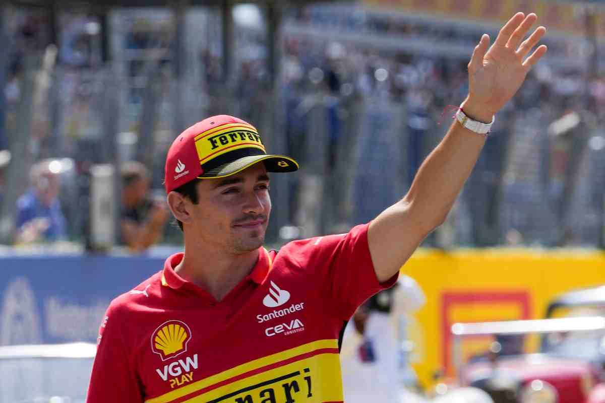 Leclerc saluta la Ferrari