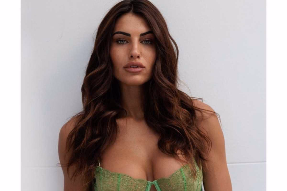 Carolina Stramare lascia senza fiato: l'intimo è trasparente