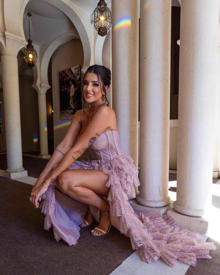 Valentina Vignali su Instagram scopre gambe e scollatura