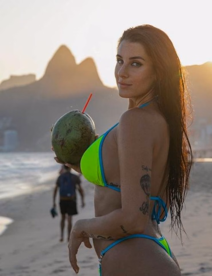 valentina vignali lato b bikini fluo