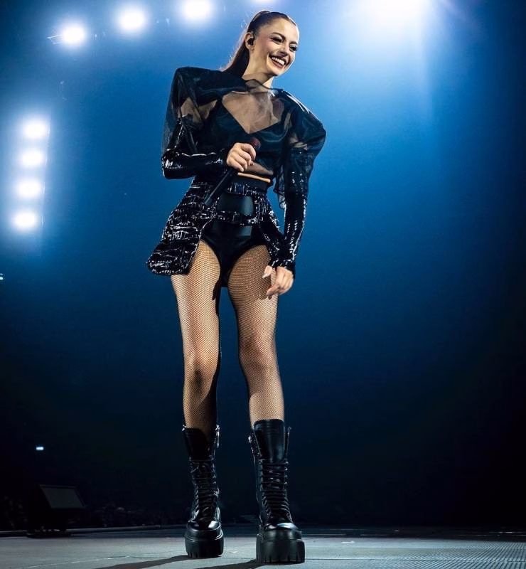 Annalisa, look da urlo: fan a bocca aperta