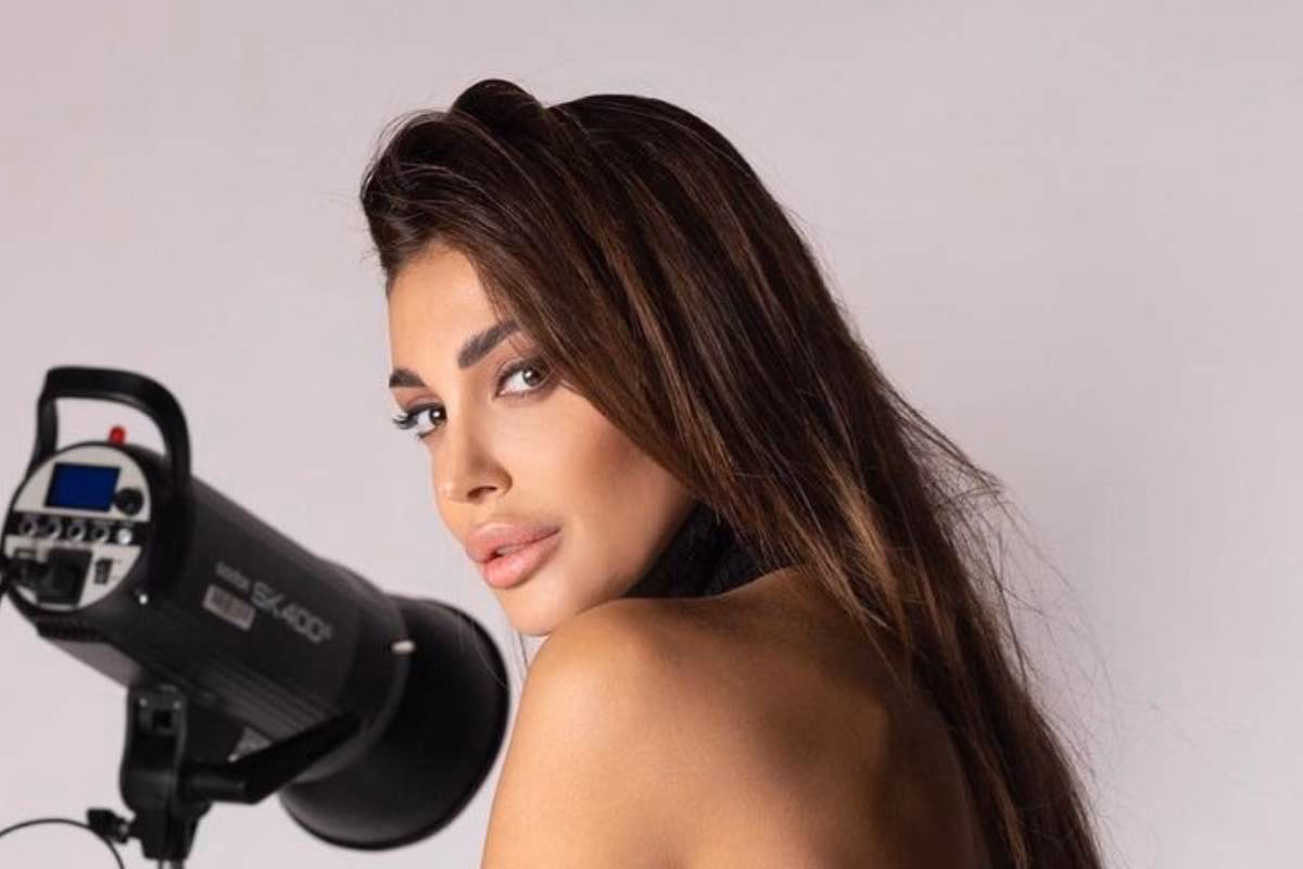 Cristina Buccino sexy maglietta minigonna gambe