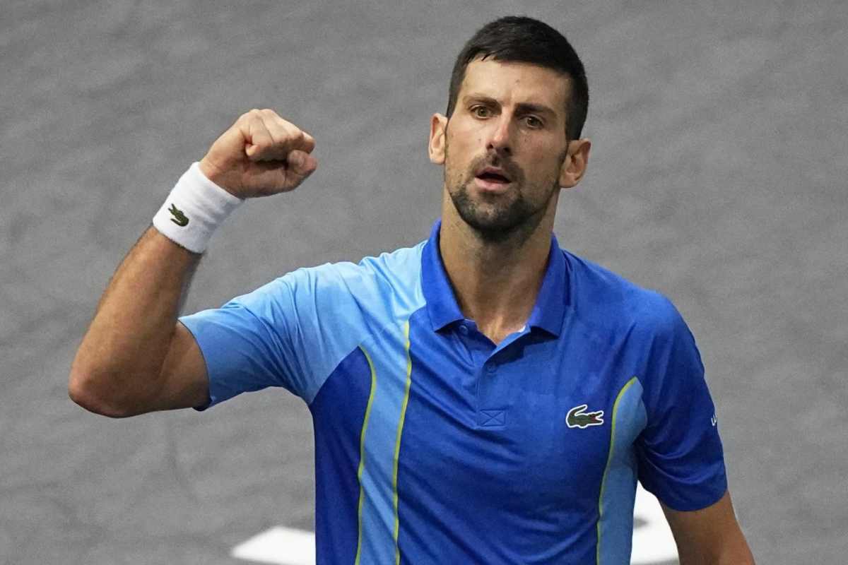 Djokovic risponde ai fischi da par suo: il gesto fa il giro del mondo