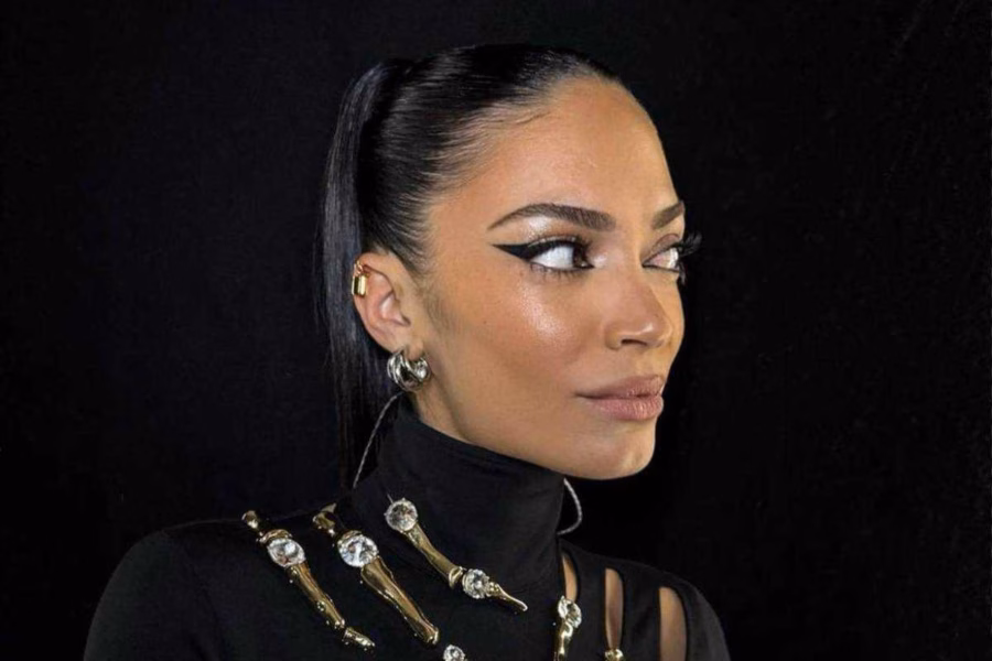 Elodie video bollente tacchi trasparenze